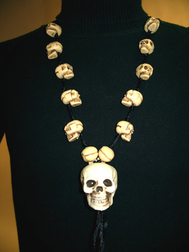 Halskette mit Totenköpfen